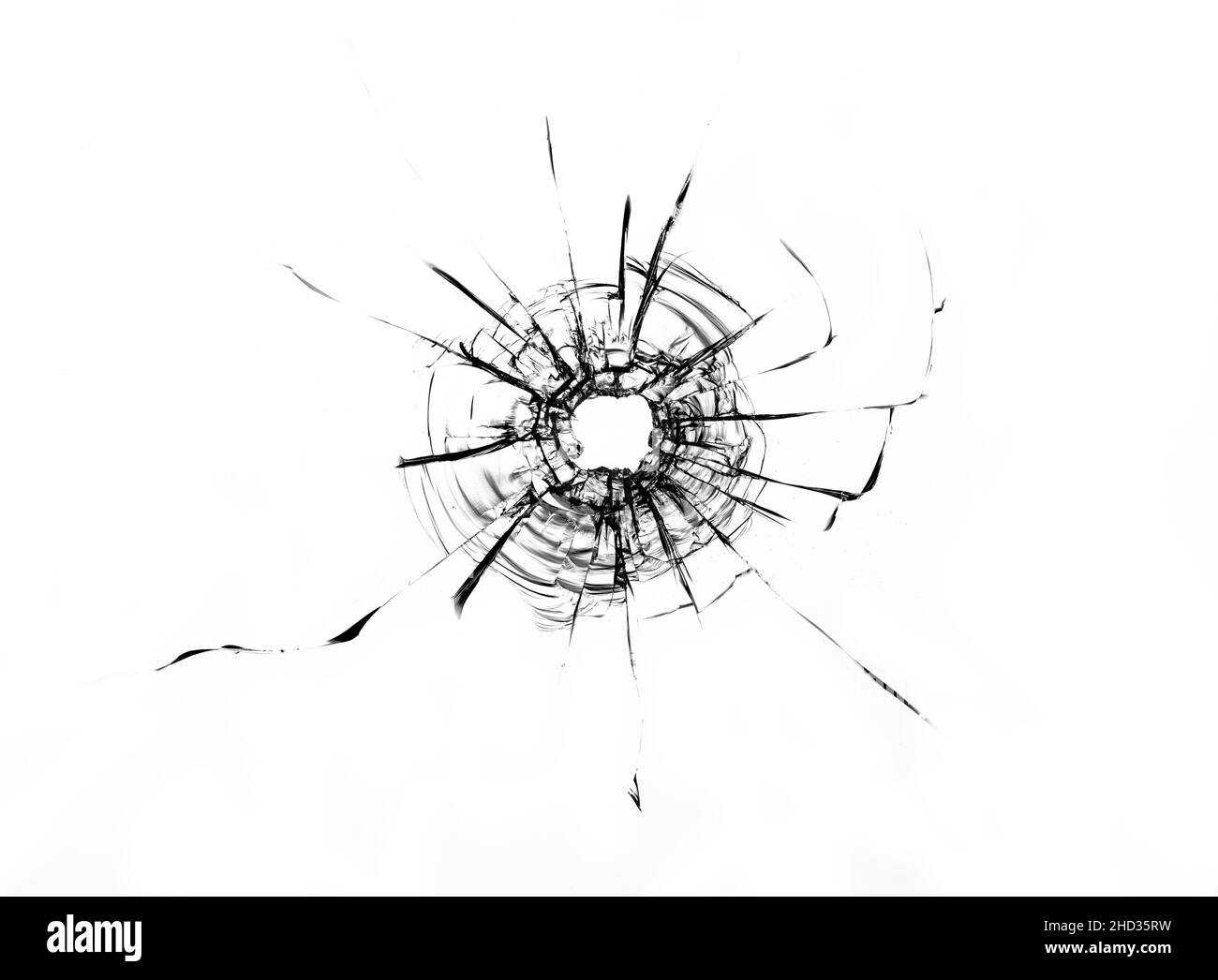 Fissures dans le verre de la balle.Arrière-plan abstrait.Vitre endommagée.Fissures sur fond blanc. Banque D'Images
