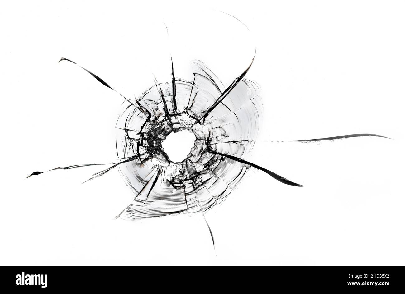 Fissures dans le verre de la balle.Arrière-plan abstrait.Vitre endommagée.Fissures sur fond blanc. Banque D'Images