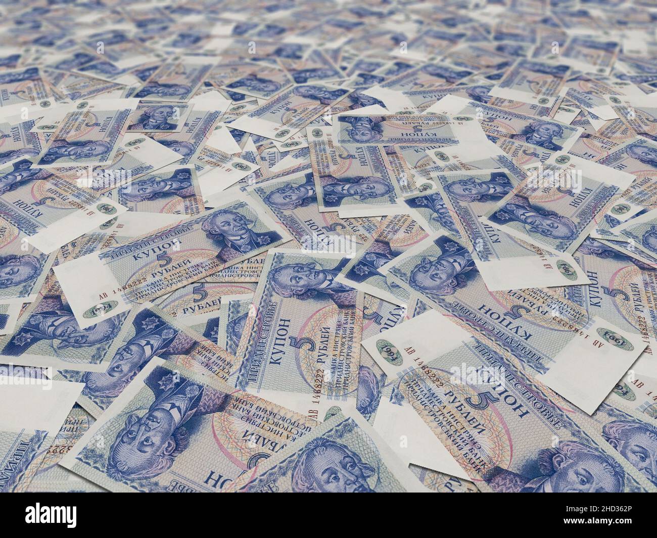 Gros plan sur les billets de 5 roubles de Transnistrie répartis dans un cadre complet Banque D'Images