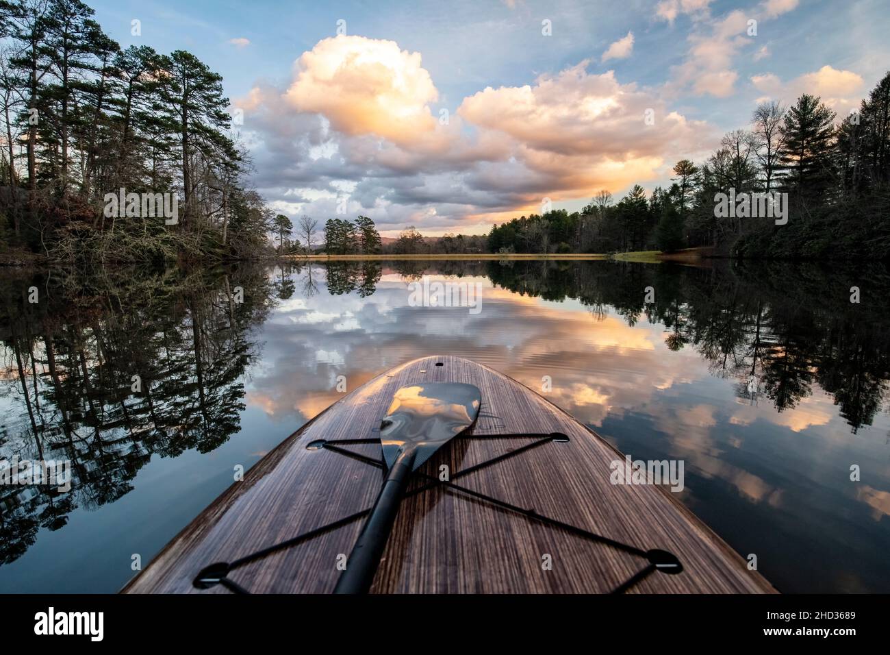Vue sur le lac Straus au coucher du soleil depuis un paddle board - Brevard, Caroline du Nord, États-Unis Banque D'Images