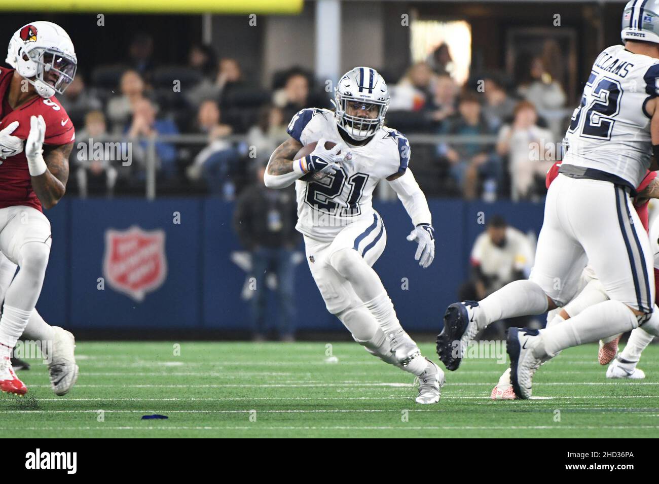 Arlington, États-Unis.02nd janvier 2022.Les Dallas Cowboys Ezekiel Elliott s'opposent aux Arizona Cardinals lors de leur match NFL au AT&T Stadium d'Arlington, Texas, le dimanche 2 janvier 2022.Photo de Ian Halperin/UPI crédit: UPI/Alay Live News Banque D'Images