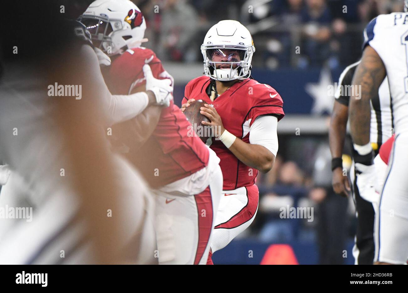 Arlington, États-Unis.02nd janvier 2022.Les Arizona Cardinals Kyler Murray se plainent contre les Dallas Cowboys pour leur match NFL au AT&T Stadium d'Arlington, Texas, le dimanche 2 janvier 2022.Photo de Ian Halperin/UPI crédit: UPI/Alay Live News Banque D'Images