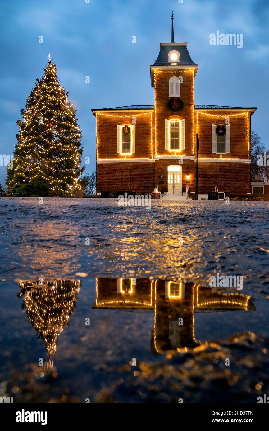 Arbre de Noël et lumières au palais de justice du comté de Transylvanie - main Street, Brevard, Caroline du Nord, États-Unis Banque D'Images