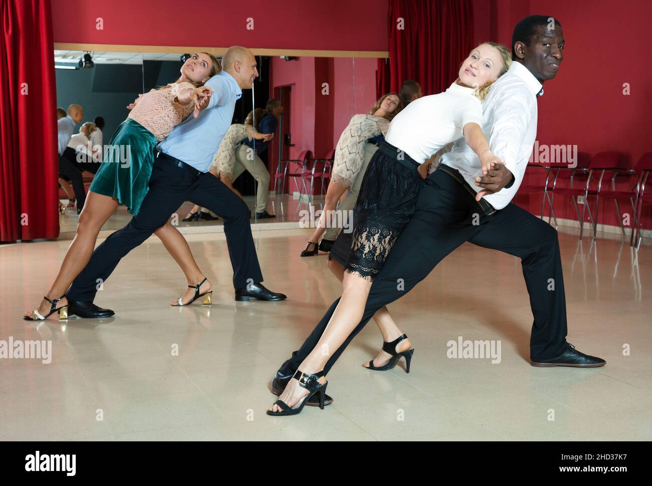 Les couples adultes dansent ensemble dans un studio moderne Banque D'Images