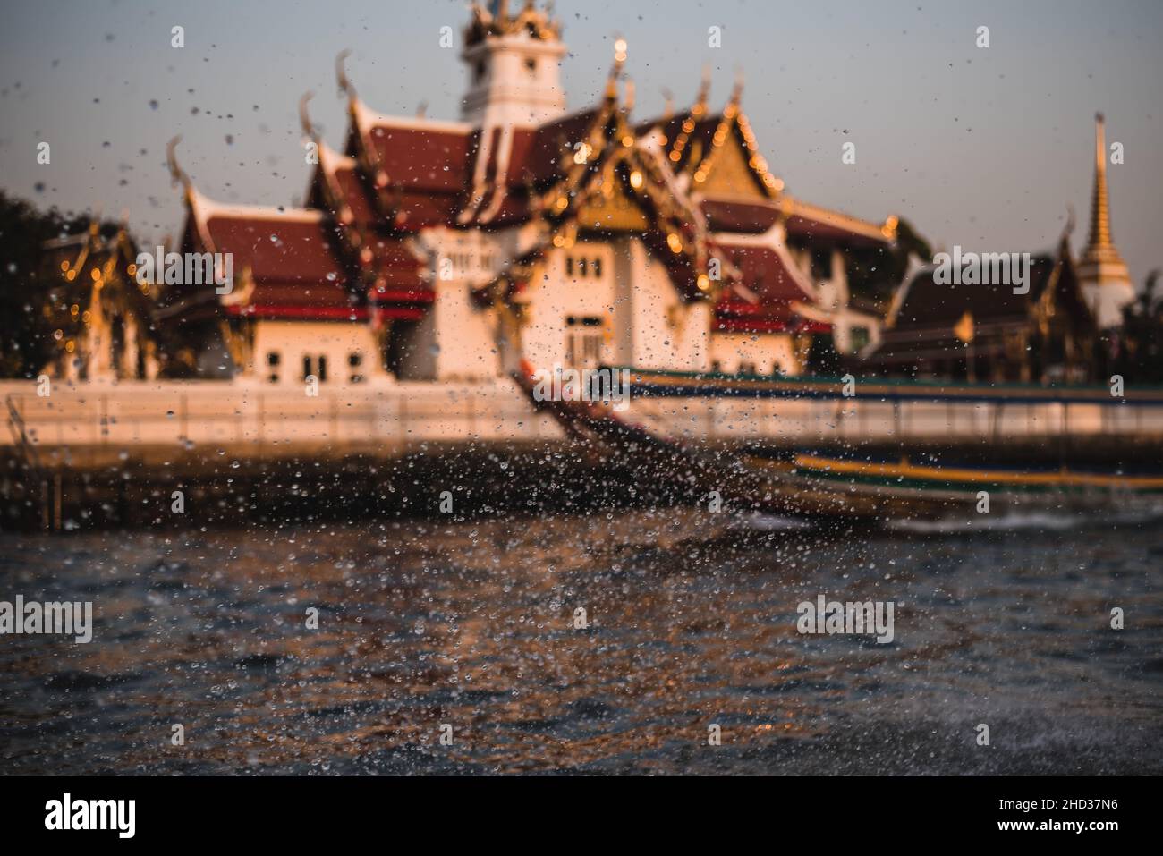 Gouttelettes d'eau en arrière-plan du temple Wat Rakhang à Bangkok, en Thaïlande Banque D'Images