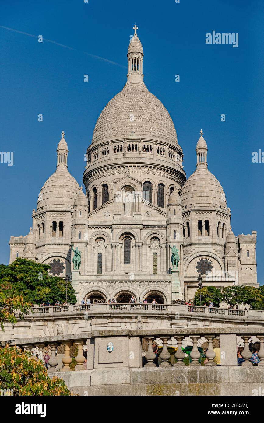 Photo verticale de la basilique du Sacré-cœur au sommet de Montmartre à Paris, France Banque D'Images