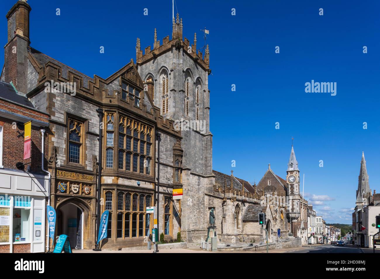 Angleterre, Dorset, Dorchester, High Street avec le musée du comté et l'église Saint-Pierre Banque D'Images