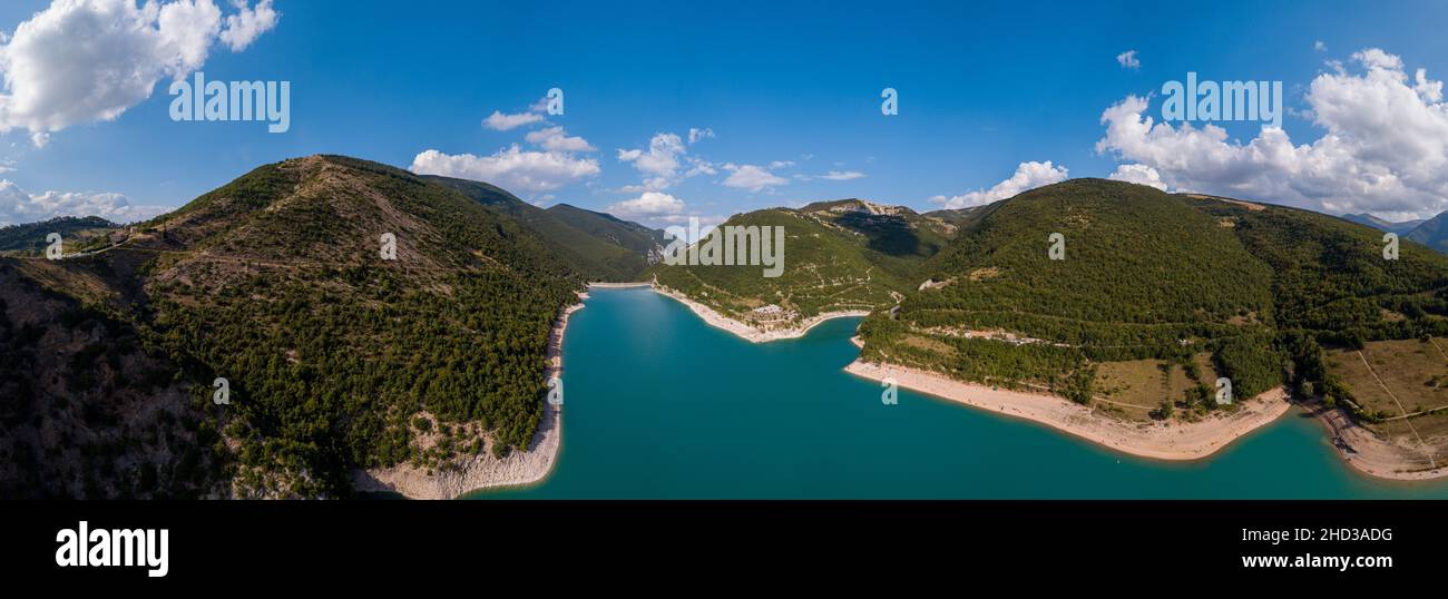 Photo panoramique du lac Fiastra dans la province de Macerata dans la région des Marches en Italie Banque D'Images