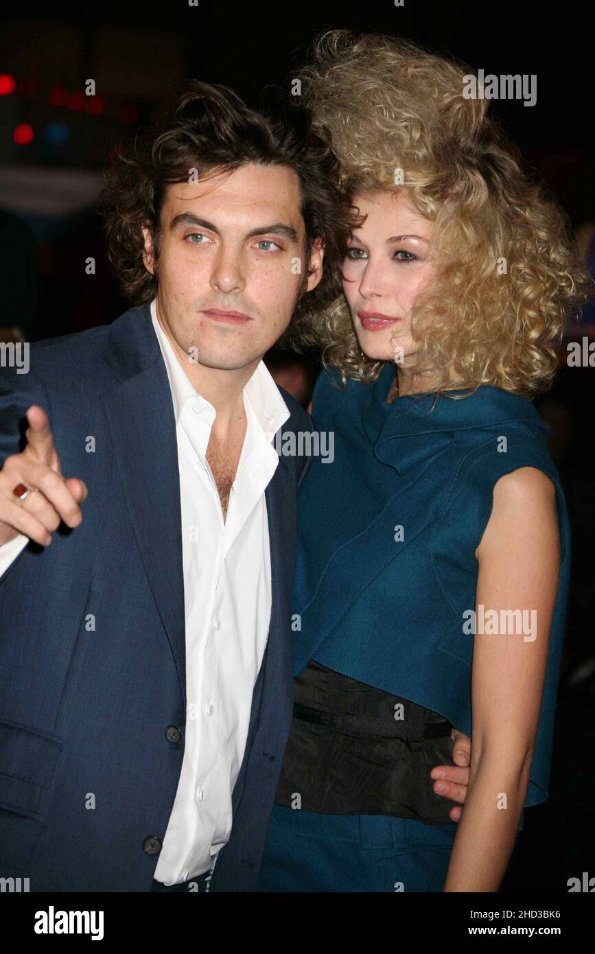 Joe Wright et Rosamund Pike assistent à la première de « Pride and Prejures » au Loews Lincoln Square à New York le 10 novembre 2005.Crédit photo : Henry McGee/MediaPunch Banque D'Images