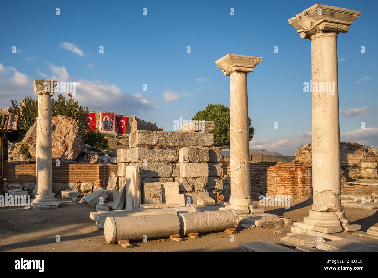 Les ruines de la basilique Johns et l'ancien château d'Ayasuluk dans la ville de Selcuk, en Turquie Banque D'Images