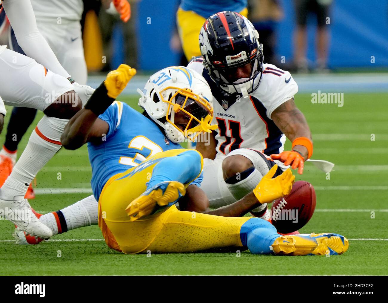 Inglewood, États-Unis.02nd janvier 2022.Denver Broncos Deontae Spencer (11) brouille pour le ballon il fume contre le Hall Chargers Kemon dans le troisième quart d'action au stade SOFI le dimanche 2 janvier 2022 à Inglewood, Californie.Les Chargers battit les Broncos 34-13.Photo de Jon SooHoo/UPI crédit: UPI/Alay Live News Banque D'Images