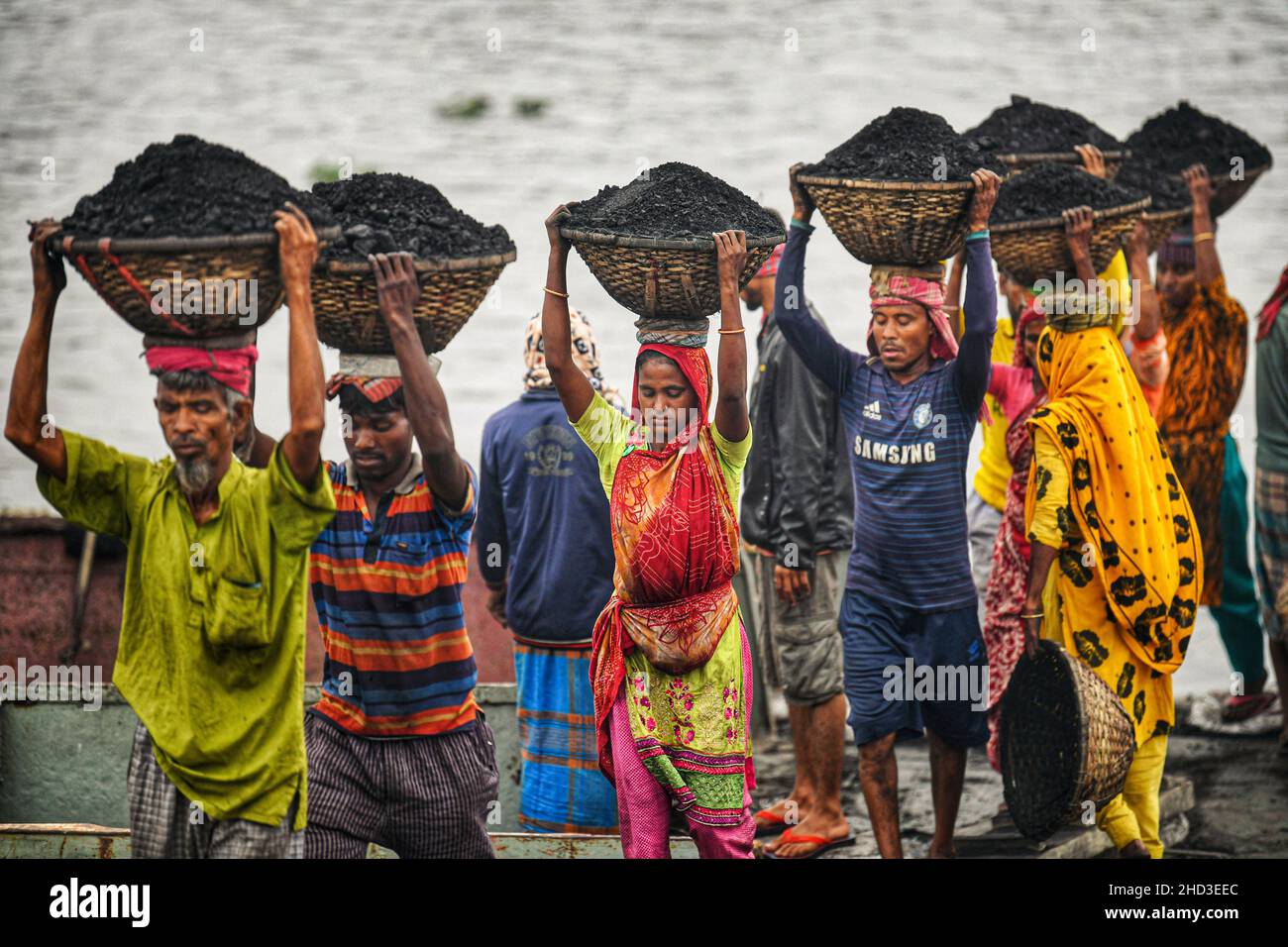 Dhaka, Bangladesh.02nd janvier 2022.Les travailleurs bangladais  transportent des paniers de charbon provenant d'un cargo à Gabtoli,  Dhaka.Ils gagnent environ $1 paniers de charbon tous les 30 déchargés du  navire.(Photo de Piyas Biswas/SOPA
