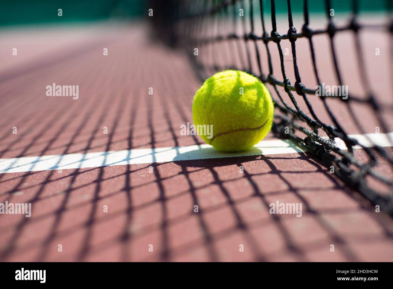 Ballon de tennis allongé sur le court.Concept de mode de vie sain Banque D'Images