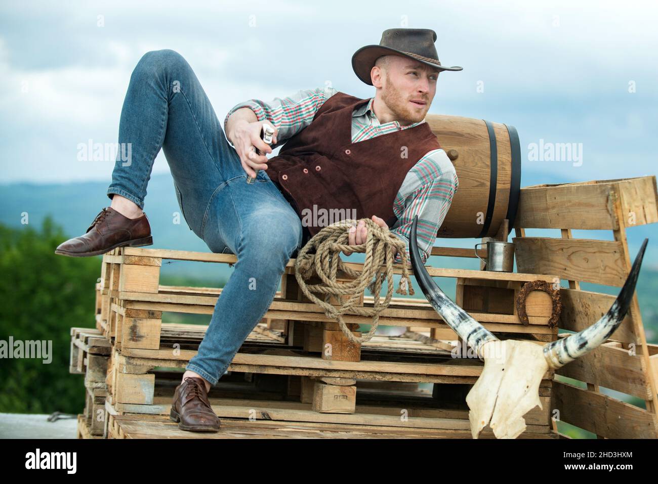Portrait de fermier ou de cow-boy à l'extérieur.Hommes mode rétro, vogue vintage, modèle masculin brutal. Banque D'Images