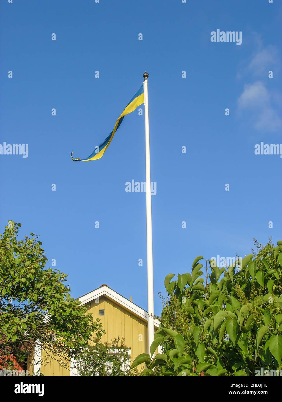 Un long drapeau suédois survolant une maison à Karlskrona, en Suède Banque D'Images