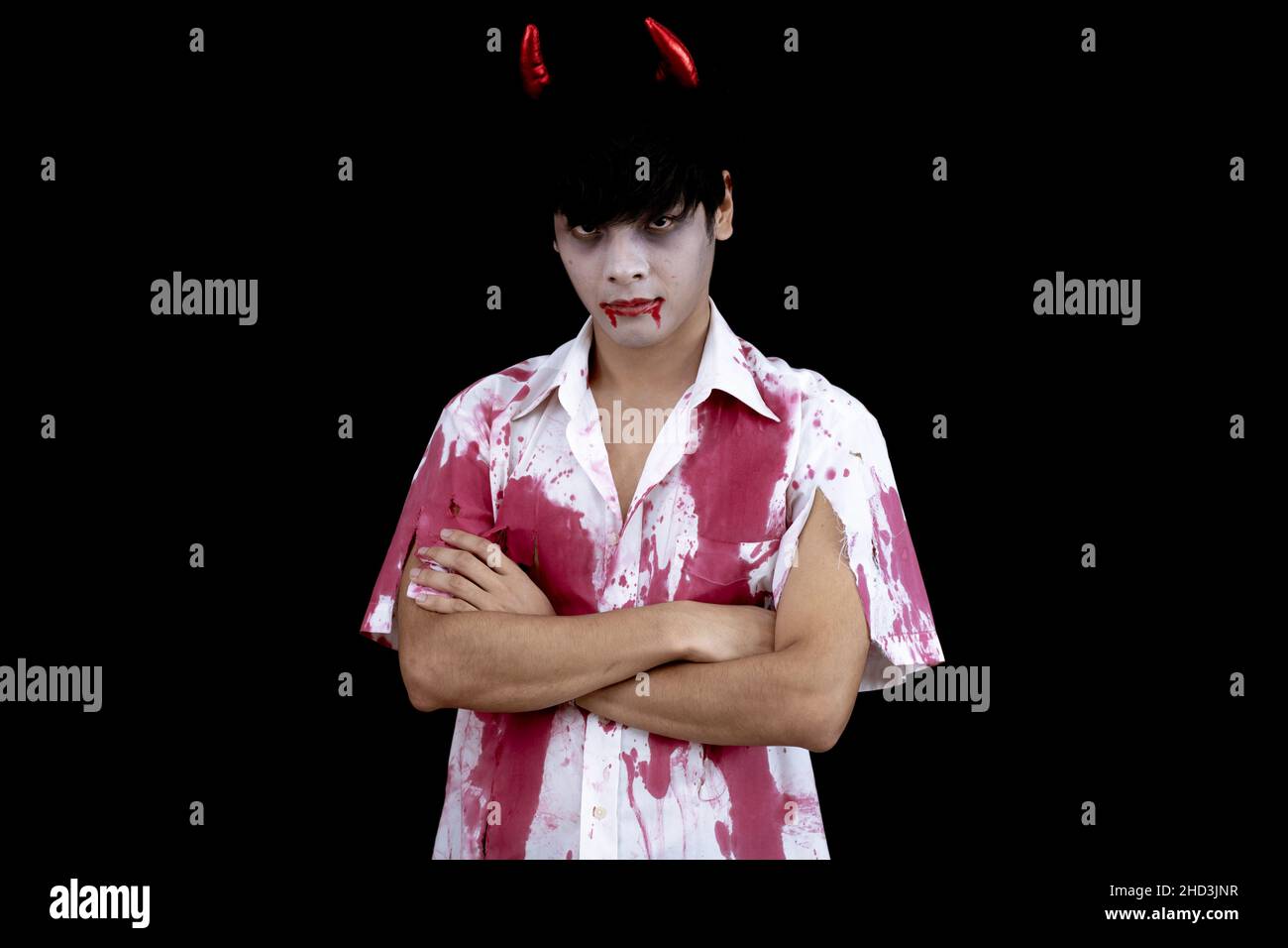 Costume de jeune homme asiatique en enfer, mal sur fond noir avec concept pour Halloween festival de mode en studio.Adolescent asiatique dans le cosplay Halloween. Banque D'Images