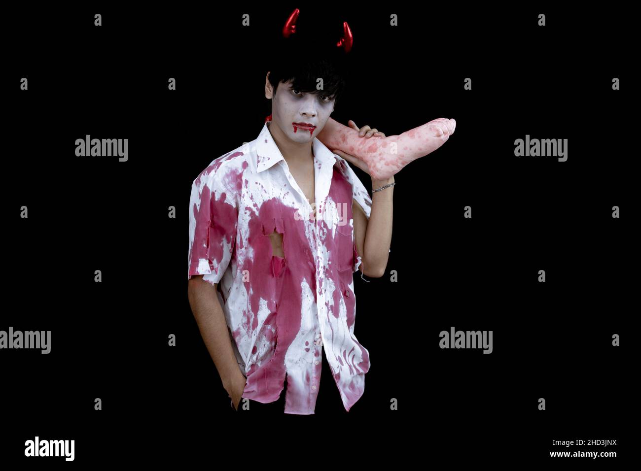 Costume de jeune homme asiatique en enfer, mal sur fond noir avec concept pour Halloween festival de mode en studio.Adolescent asiatique dans le cosplay Halloween. Banque D'Images