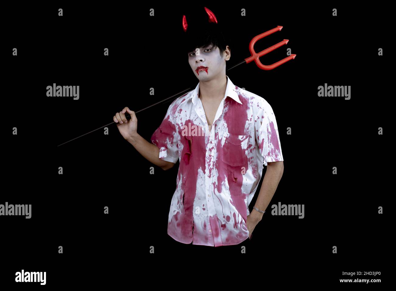 Costume de jeune homme asiatique en enfer, mal sur fond noir avec concept pour Halloween festival de mode en studio.Adolescent asiatique dans le cosplay Halloween. Banque D'Images