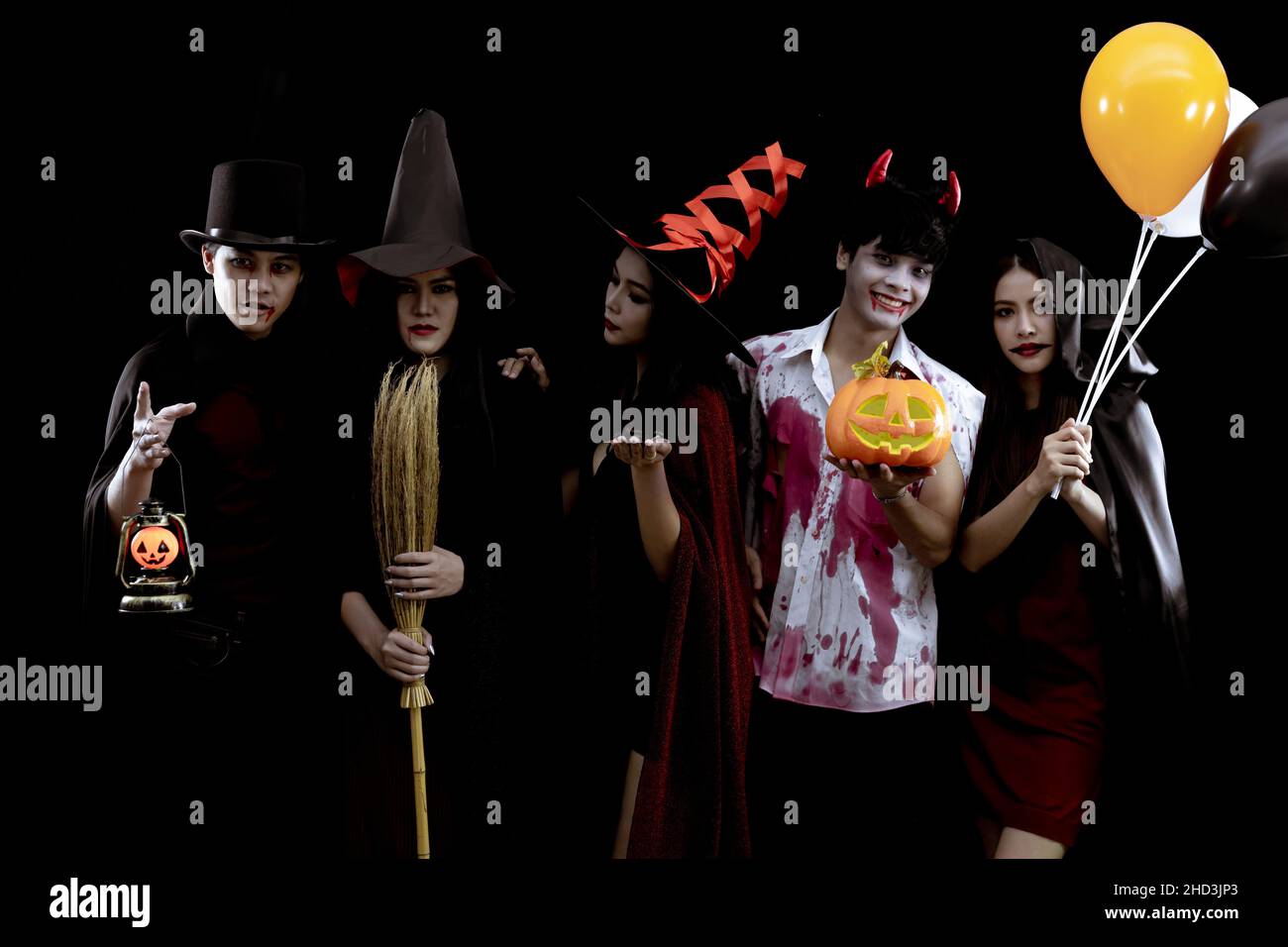 Groupe de jeunes asiatiques en costume Halloween partie sur fond noir avec concept pour Halloween festival de mode en studio.Gang of Teen Asian dans cosplay Banque D'Images