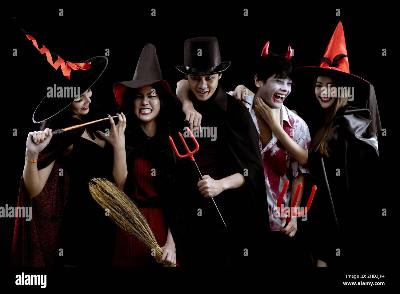 Groupe de jeunes asiatiques en costume Halloween partie sur fond noir avec concept pour Halloween festival de mode en studio.Gang of Teen Asian dans cosplay Banque D'Images