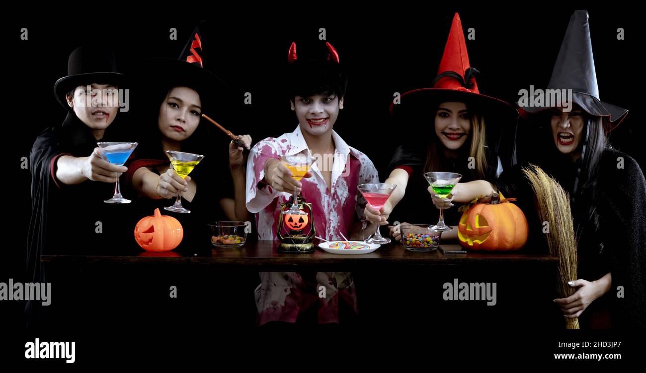 Regrouper les jeunes asiatiques en costume célébrer la fête d'Halloween sur fond noir avec le concept pour le festival de mode d'Halloween.Gang of Teen Asian dans cosplay Banque D'Images