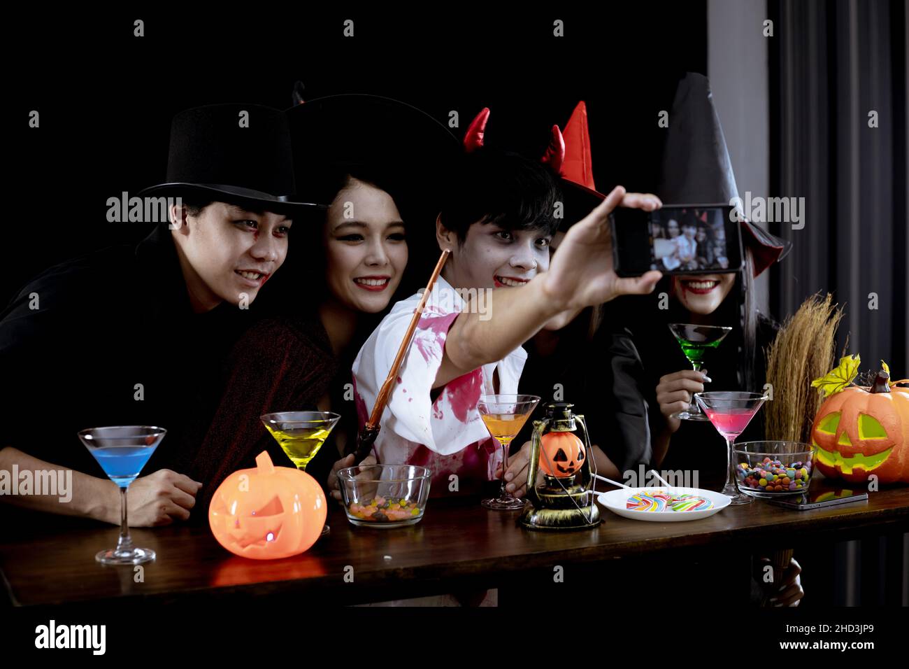 Regrouper les jeunes asiatiques en costume célébrer la fête d'Halloween et le selfie sur fond noir.Gang of Teen Asian dans cosplay Halloween.Fantôme de costume, mal de Banque D'Images