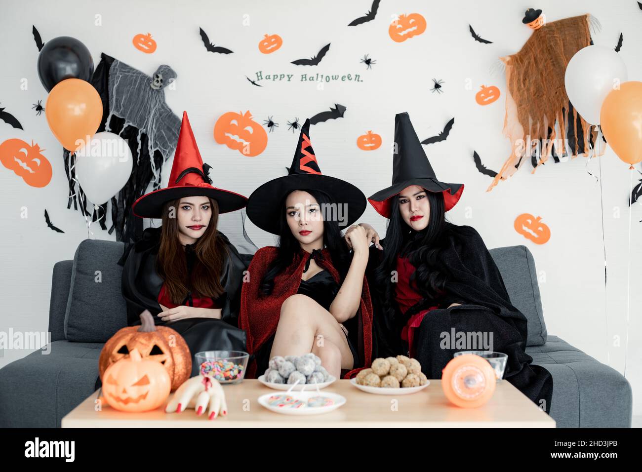 Une bande de sorcière des femmes thaïes avec fêtez Halloween avec le sourire dans la chambre à la maison.Concept de fête Halloween à la maison.Groupe jeune asiatique WO Banque D'Images