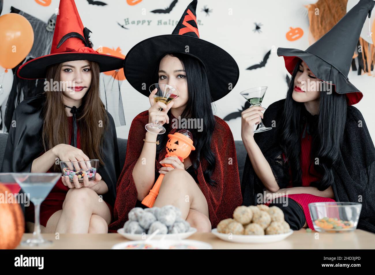 Regrouper les jeunes femmes asiatiques en costume sorcière célébrer la fête dans la salle pour le thème Halloween à la maison.Gang Teen Thai avec fête de fête d'Halloween avec s Banque D'Images