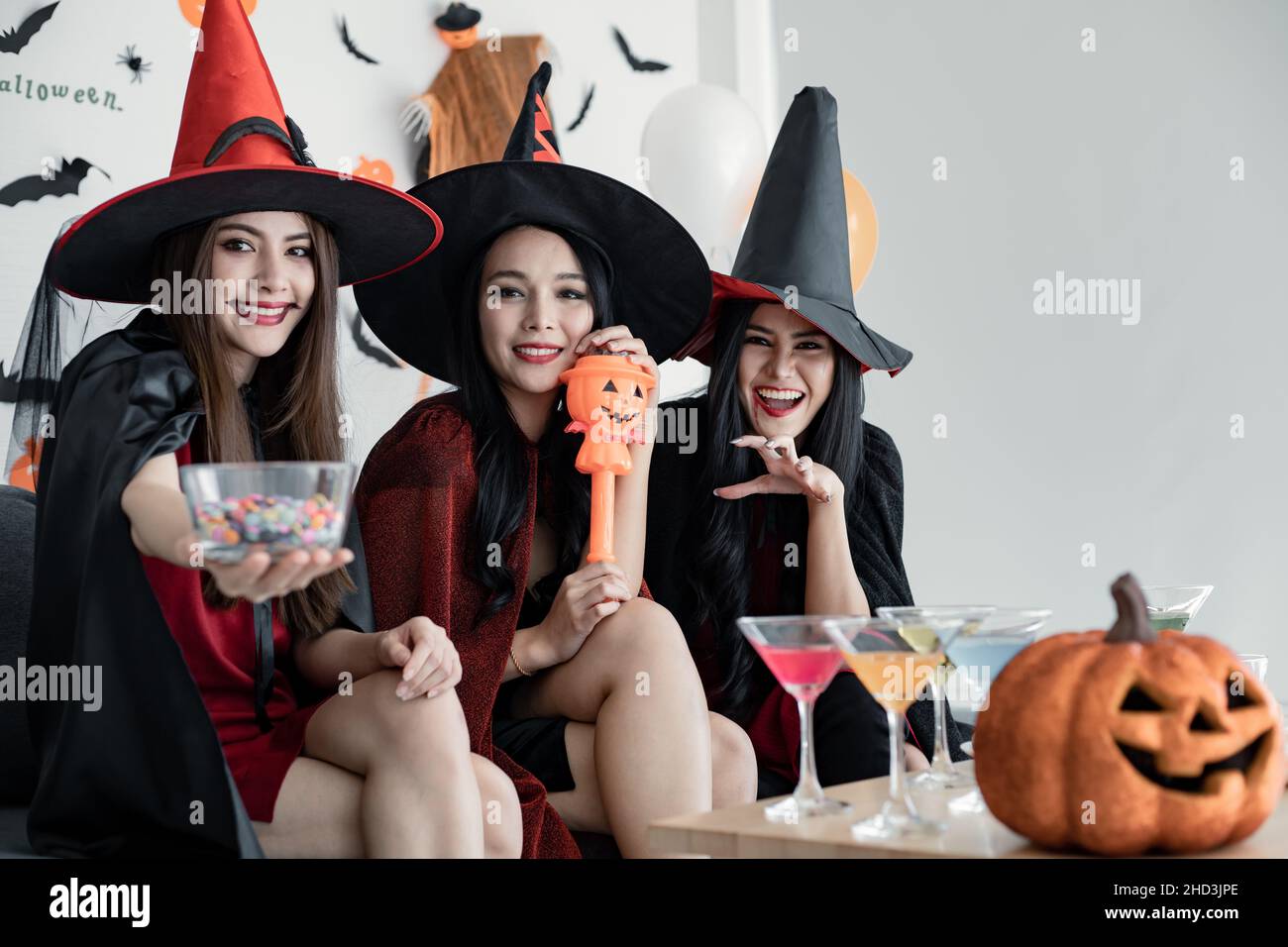 Regrouper les jeunes femmes asiatiques en costume sorcière célébrer la fête dans la salle pour le thème Halloween à la maison.Gang Teen Thai avec fête de fête d'Halloween avec s Banque D'Images