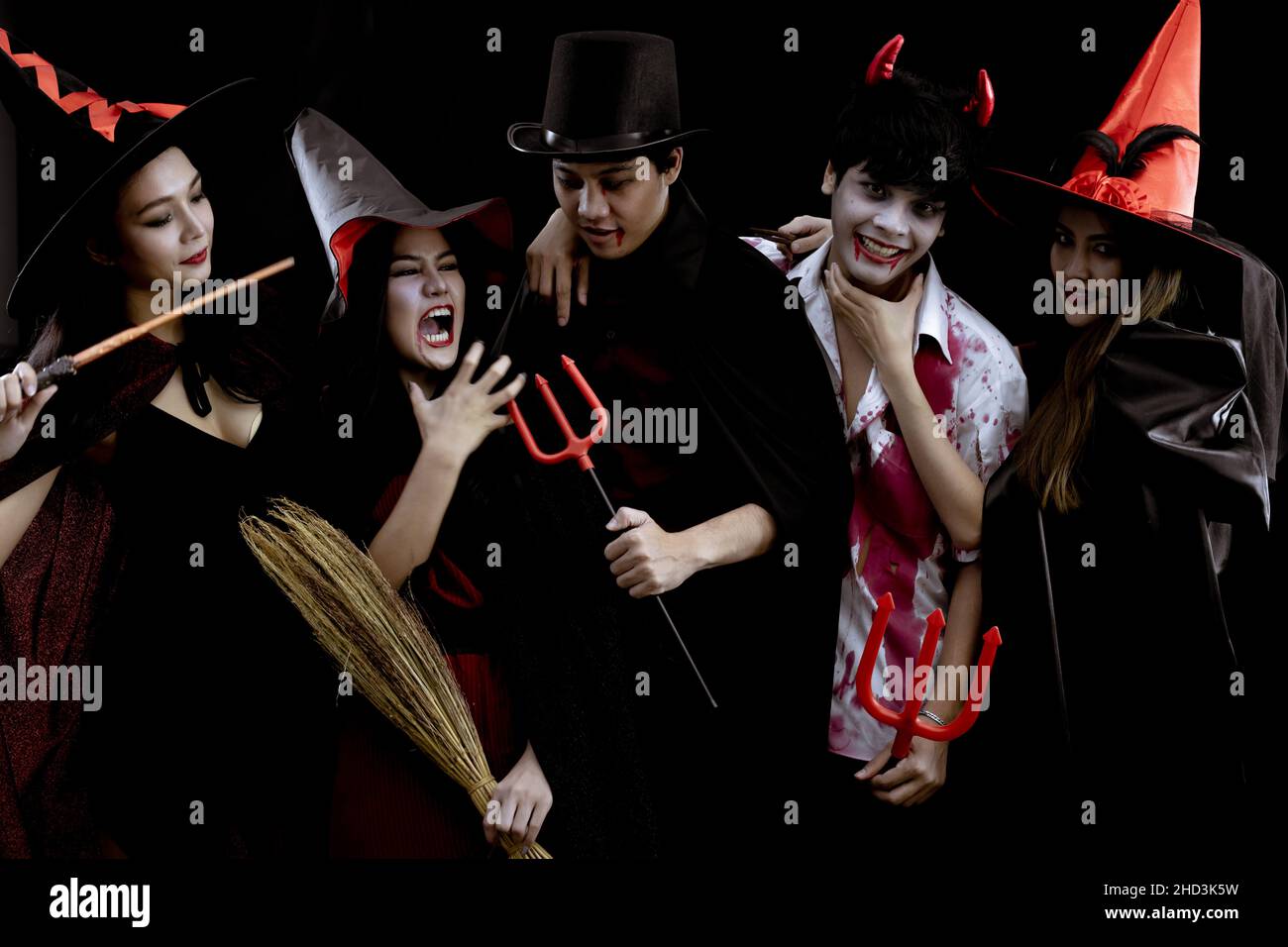 Groupe de jeunes asiatiques en costume Halloween partie sur fond noir avec concept pour Halloween festival de mode en studio.Gang of Teen Asian dans cosplay Banque D'Images