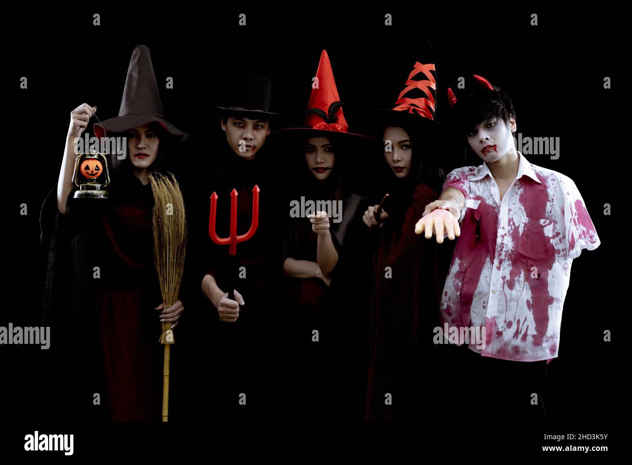 Groupe de jeunes asiatiques en costume Halloween partie sur fond noir avec concept pour Halloween festival de mode en studio.Gang of Teen Asian dans cosplay Banque D'Images