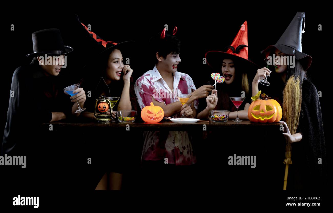 Regrouper les jeunes asiatiques en costume célébrer la fête d'Halloween sur fond noir avec le concept pour le festival de mode d'Halloween.Gang of Teen Asian dans cosplay Banque D'Images