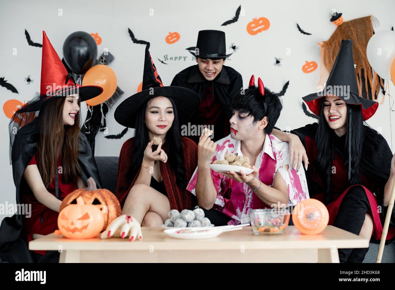Groupe de jeunes asiatiques en costume sorcière, magicien, enfer fête dans la salle pour le thème Halloween à la maison.Gang Teen Thai avec fête Halloween partie Banque D'Images