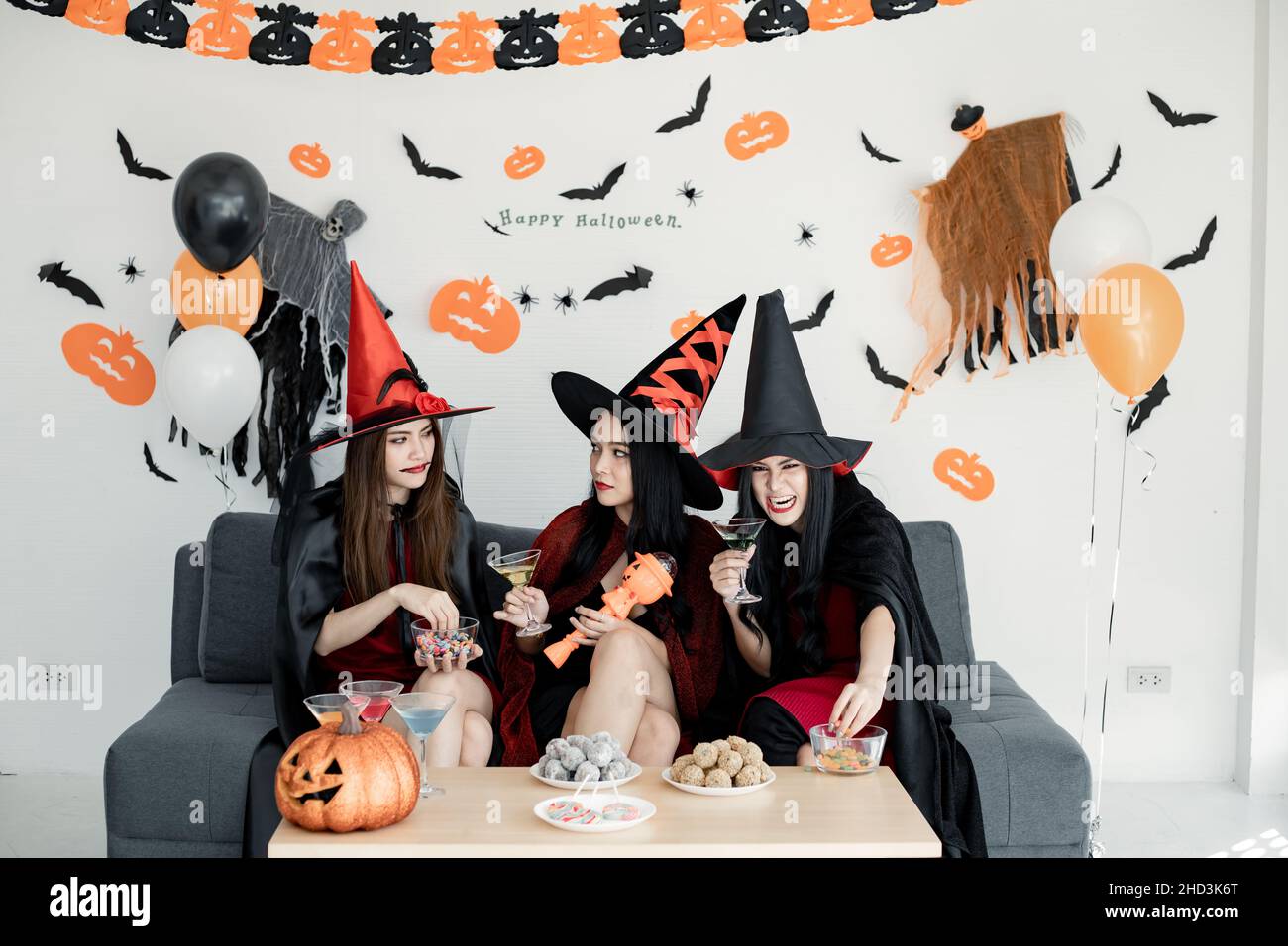 Regrouper les jeunes femmes asiatiques en costume sorcière célébrer la fête dans la salle pour le thème Halloween à la maison.Gang Teen Thai avec fête de fête d'Halloween avec s Banque D'Images