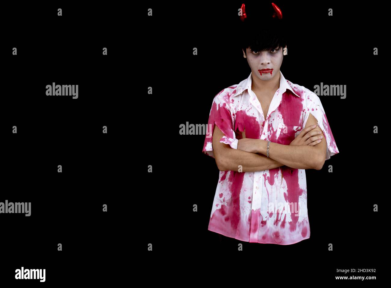 Costume de jeune homme asiatique en enfer, mal sur fond noir avec concept pour Halloween festival de mode en studio.Adolescent asiatique dans le cosplay Halloween. Banque D'Images