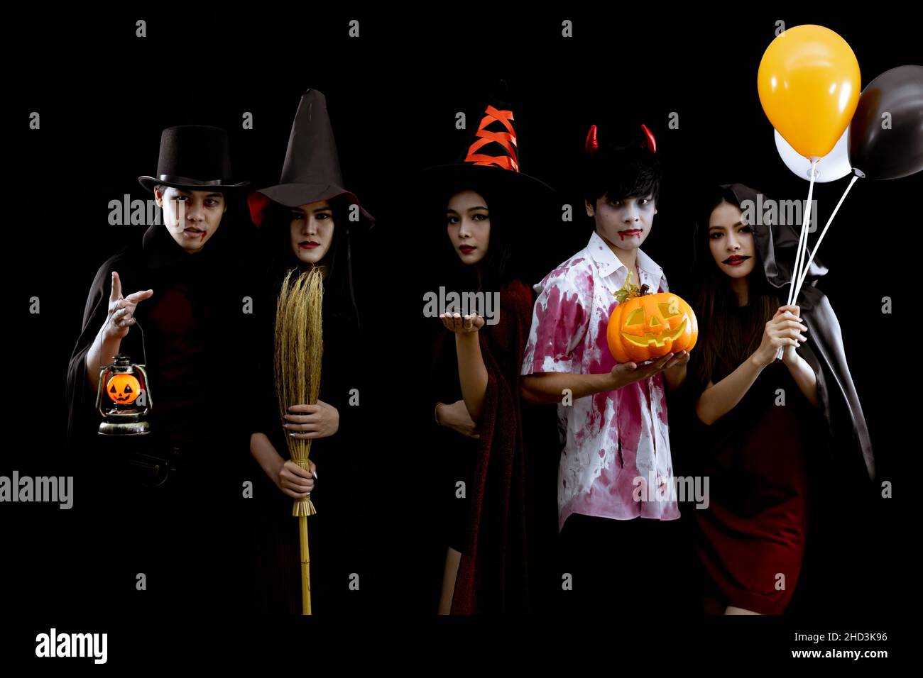 Groupe de jeunes asiatiques en costume Halloween partie sur fond noir avec concept pour Halloween festival de mode en studio.Gang of Teen Asian dans cosplay Banque D'Images