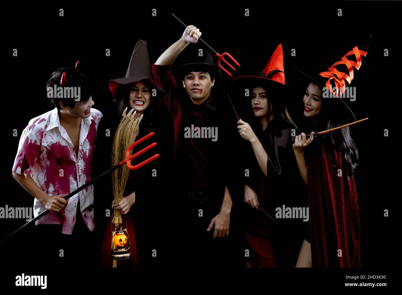 Groupe de jeunes asiatiques en costume Halloween partie sur fond noir avec concept pour Halloween festival de mode en studio.Gang of Teen Asian dans cosplay Banque D'Images