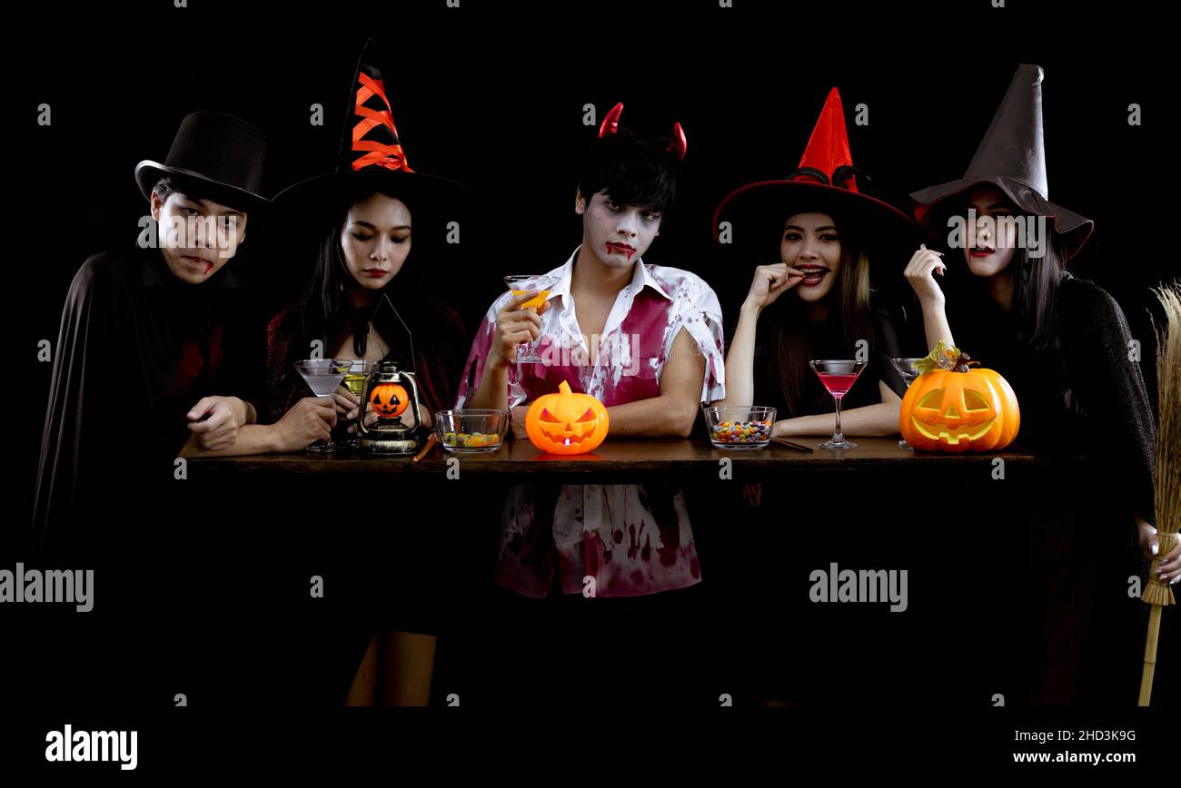 Regrouper les jeunes asiatiques en costume célébrer la fête d'Halloween sur fond noir avec le concept pour le festival de mode d'Halloween.Gang of Teen Asian dans cosplay Banque D'Images