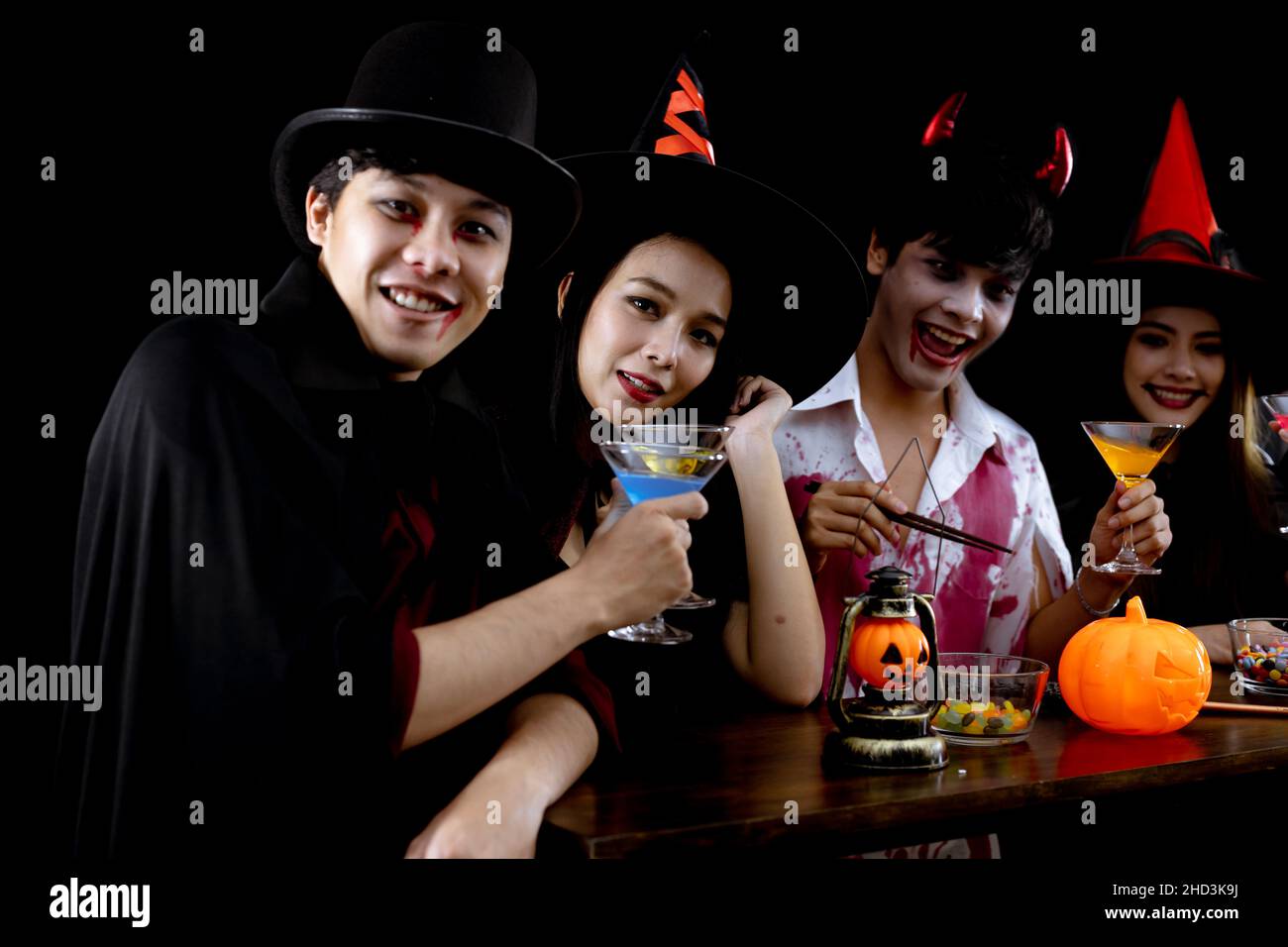 Regrouper les jeunes asiatiques en costume célébrer la fête d'Halloween sur fond noir avec le concept pour le festival de mode d'Halloween.Gang of Teen Asian dans cosplay Banque D'Images