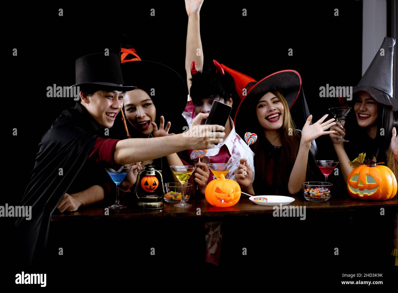 Regrouper les jeunes asiatiques en costume célébrer la fête d'Halloween et le selfie sur fond noir.Gang of Teen Asian dans cosplay Halloween.Fantôme de costume, mal de Banque D'Images