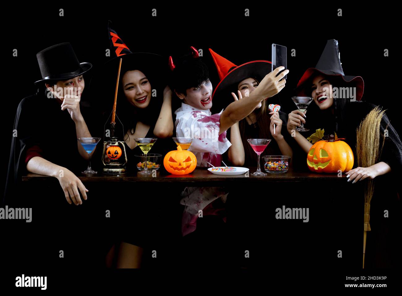 Regrouper les jeunes asiatiques en costume célébrer la fête d'Halloween et le selfie sur fond noir.Gang of Teen Asian dans cosplay Halloween.Fantôme de costume, mal de Banque D'Images