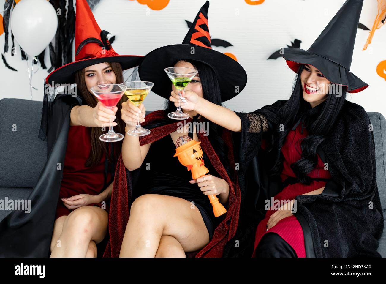 Une bande de sorcière des femmes thaïes avec fêtez Halloween avec le sourire dans la chambre à la maison.Concept de fête Halloween à la maison.Groupe jeune asiatique WO Banque D'Images