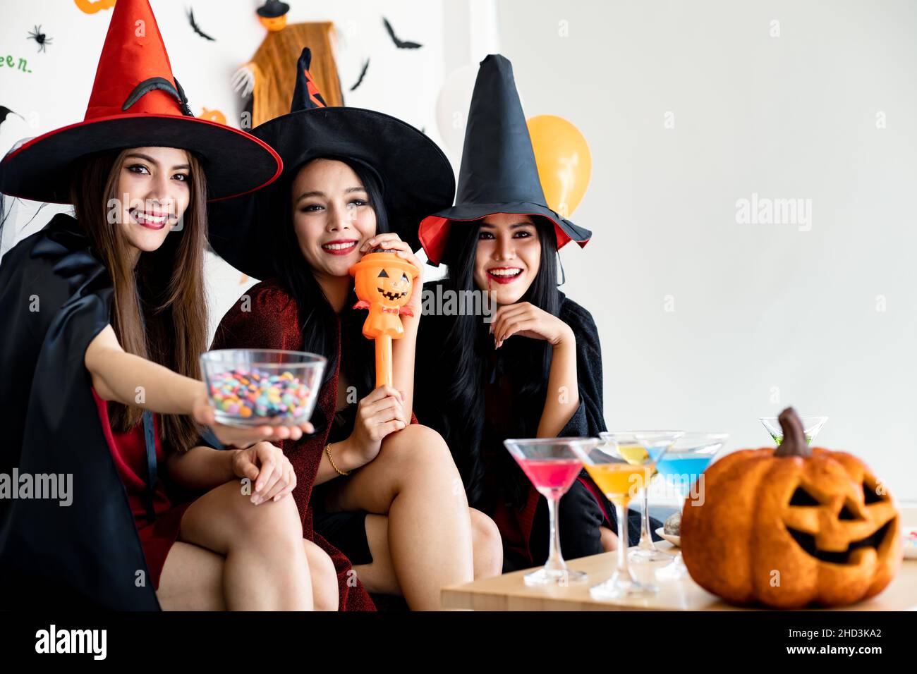 Regrouper les jeunes femmes asiatiques en costume sorcière célébrer la fête dans la salle pour le thème Halloween à la maison.Gang Teen Thai avec fête de fête d'Halloween avec s Banque D'Images