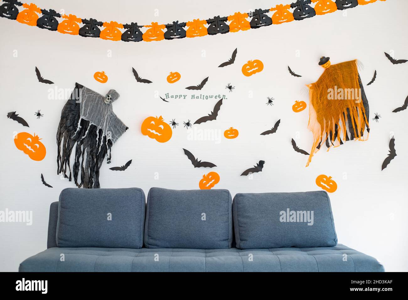 Canapé dans la chambre avec scène est réglé Halloween. Ornement suspendu, scènes dans le festival d'Halloween sur le mur dans la chambre. Décoration de la décoration d'Halloween Banque D'Images