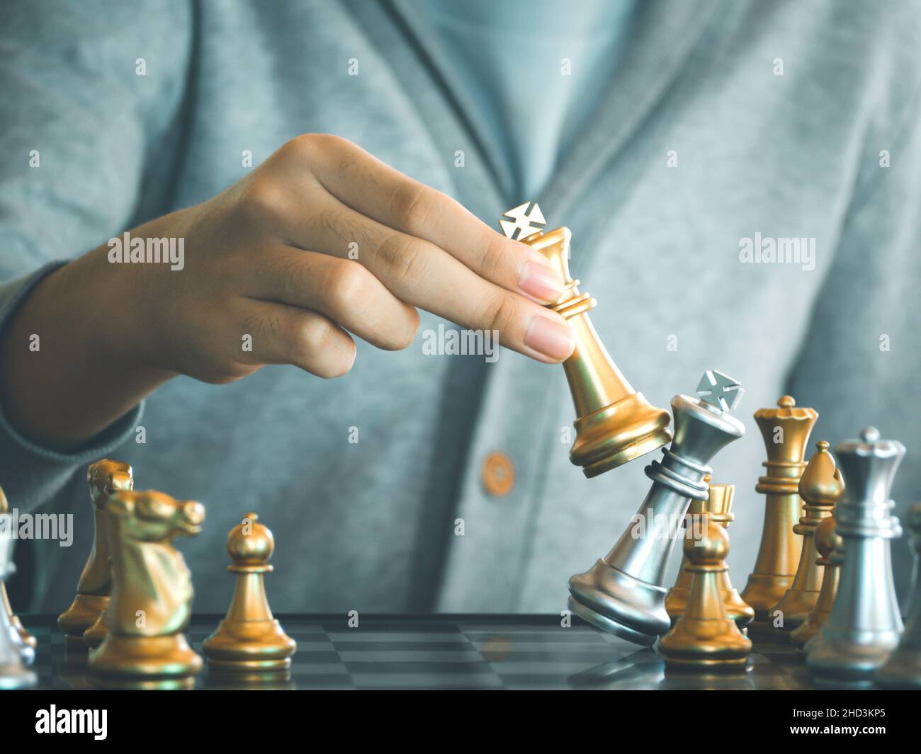 Concentré sérieux garçon développant gambit d'échecs, stratégie, jeu de  société pour gagner concentration intelligente et de penser enfant tout en  jouant aux échecs Photo Stock - Alamy