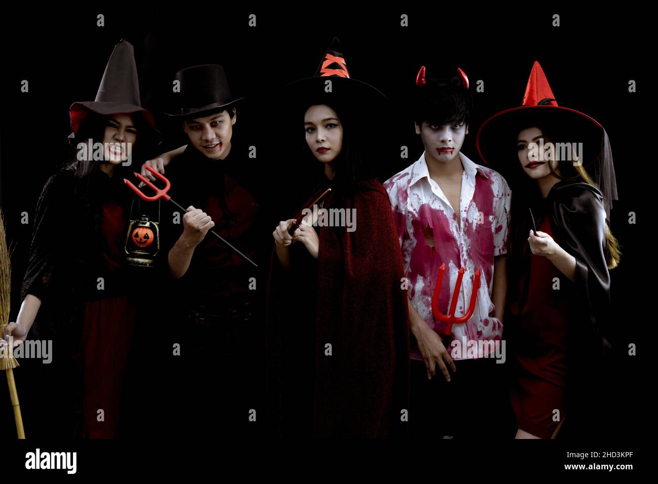Groupe de jeunes asiatiques en costume Halloween partie sur fond noir avec concept pour Halloween festival de mode en studio.Gang of Teen Asian dans cosplay Banque D'Images