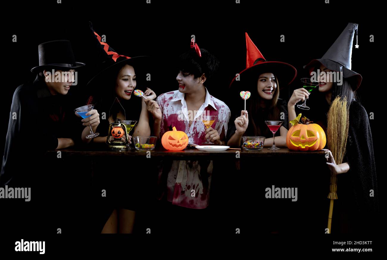 Regrouper les jeunes asiatiques en costume célébrer la fête d'Halloween sur fond noir avec le concept pour le festival de mode d'Halloween.Gang of Teen Asian dans cosplay Banque D'Images
