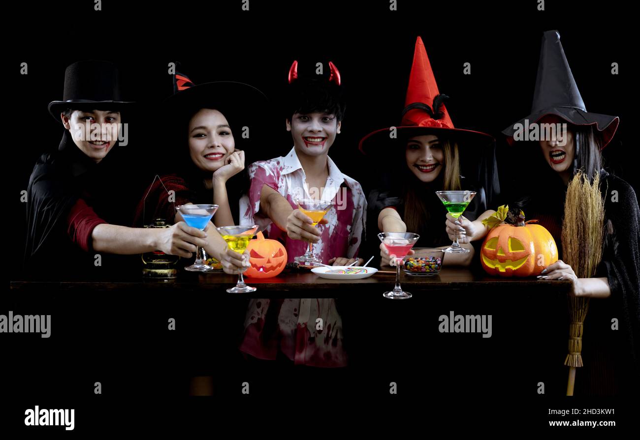 Regrouper les jeunes asiatiques en costume célébrer la fête d'Halloween sur fond noir avec le concept pour le festival de mode d'Halloween.Gang of Teen Asian dans cosplay Banque D'Images