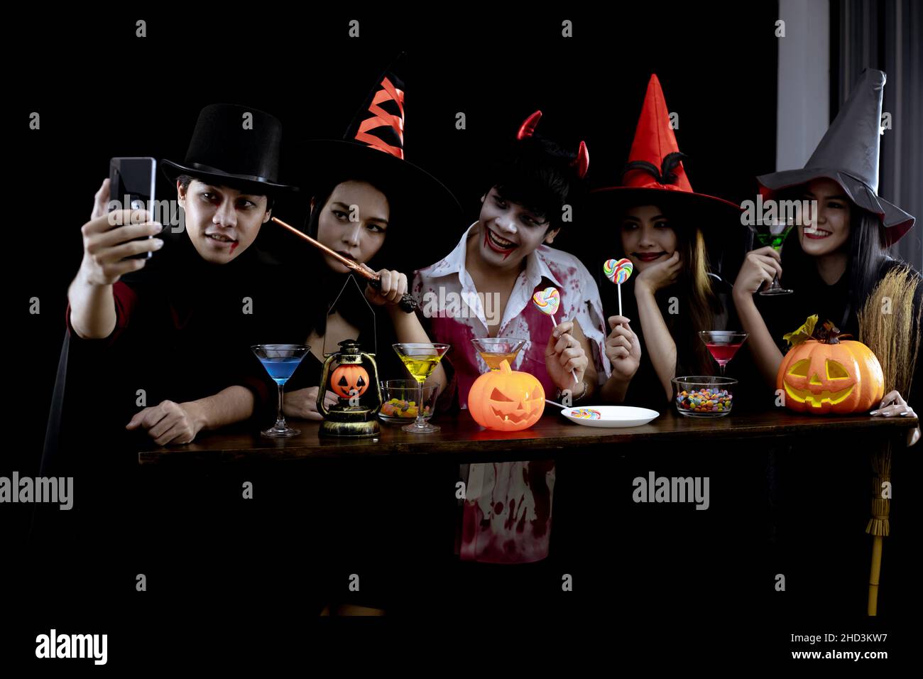 Regrouper les jeunes asiatiques en costume célébrer la fête d'Halloween et le selfie sur fond noir.Gang of Teen Asian dans cosplay Halloween.Fantôme de costume, mal de Banque D'Images