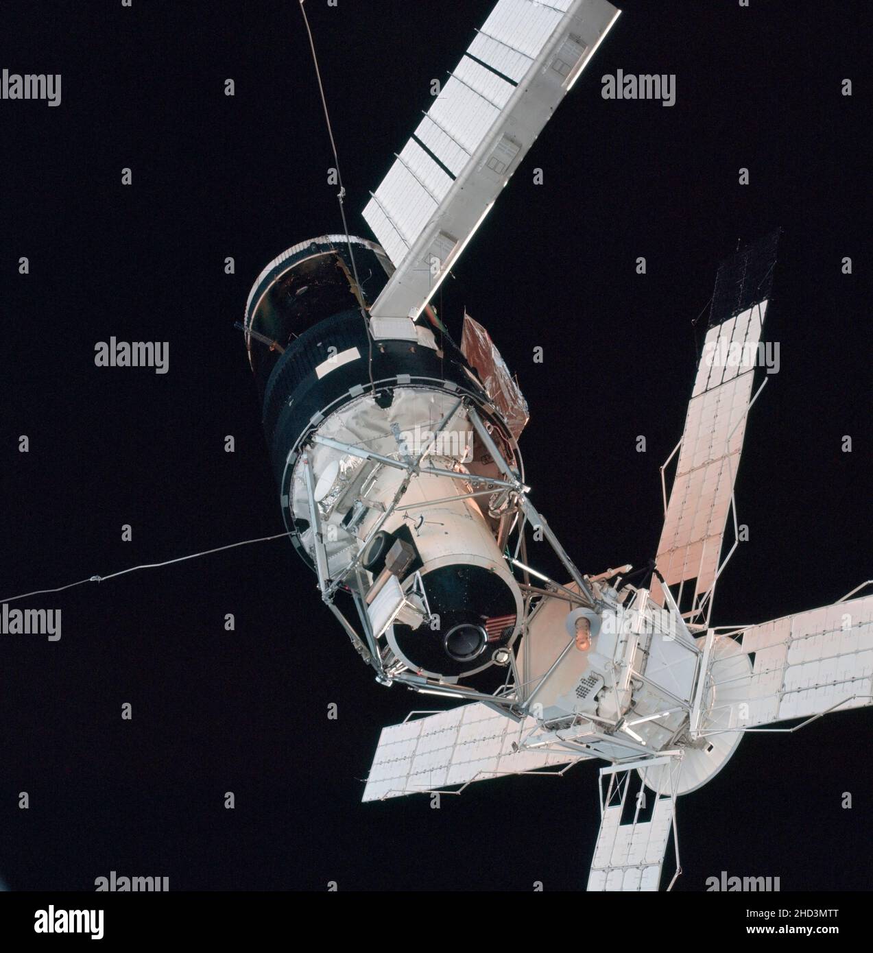 Vue rapprochée du groupe de stations spatiales Skylab photographiée sur fond noir du module de commande Skylab 3 lors de l'inspection en vol avant l'amarrage.Notez l'aile du système de panneaux solaires sur l'atelier orbital (OWS) qui a été déployée avec succès pendant la première mission Skylab habitée.La partie principale d'amarrage à l'extrémité avant de l'adaptateur d'amarrage multiple (MDA) est visible sous le support de télescope Apollo (ATM). Banque D'Images